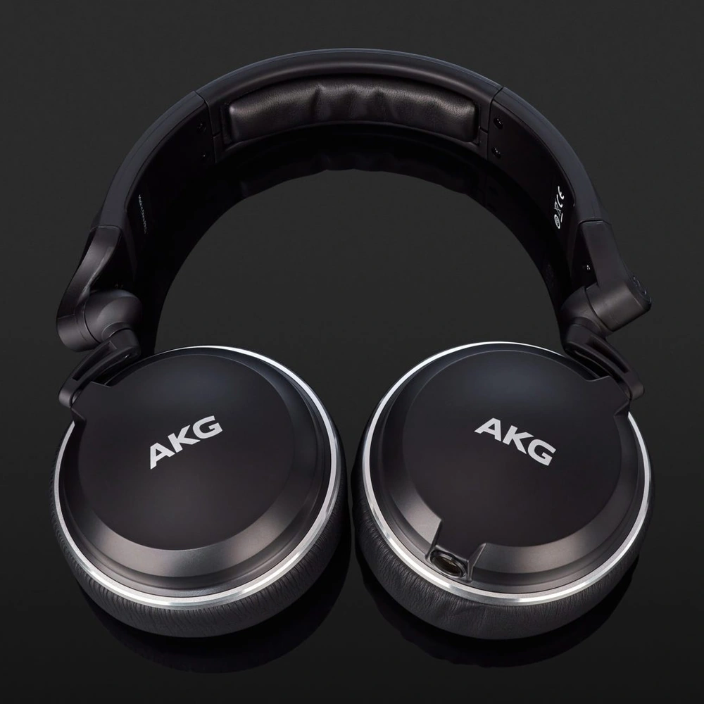 AKG K182 kulaklığının güçlü 50mm sürücüleri ve kapalı tasarımı