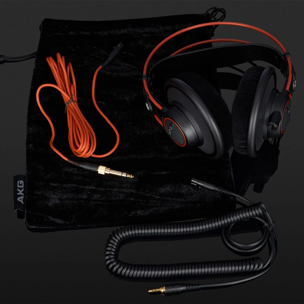 AKG K712 PRO kulaklığının zengin kutu içeriği ve premium taşıma çantası