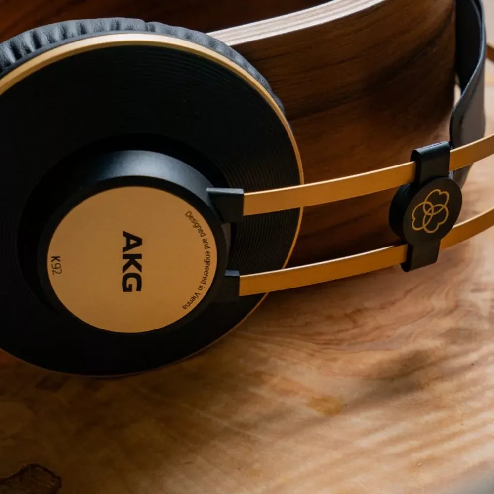 AKG K92 kapalı tip stüdyo kulaklığının altın rengi detayları ve konforlu yapısı