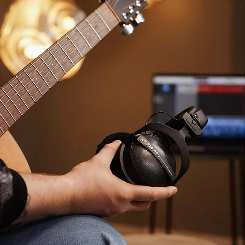 Beyerdynamic DT 770 Black Edition 80 Ohm'un siyah, kadife kulak pedleri