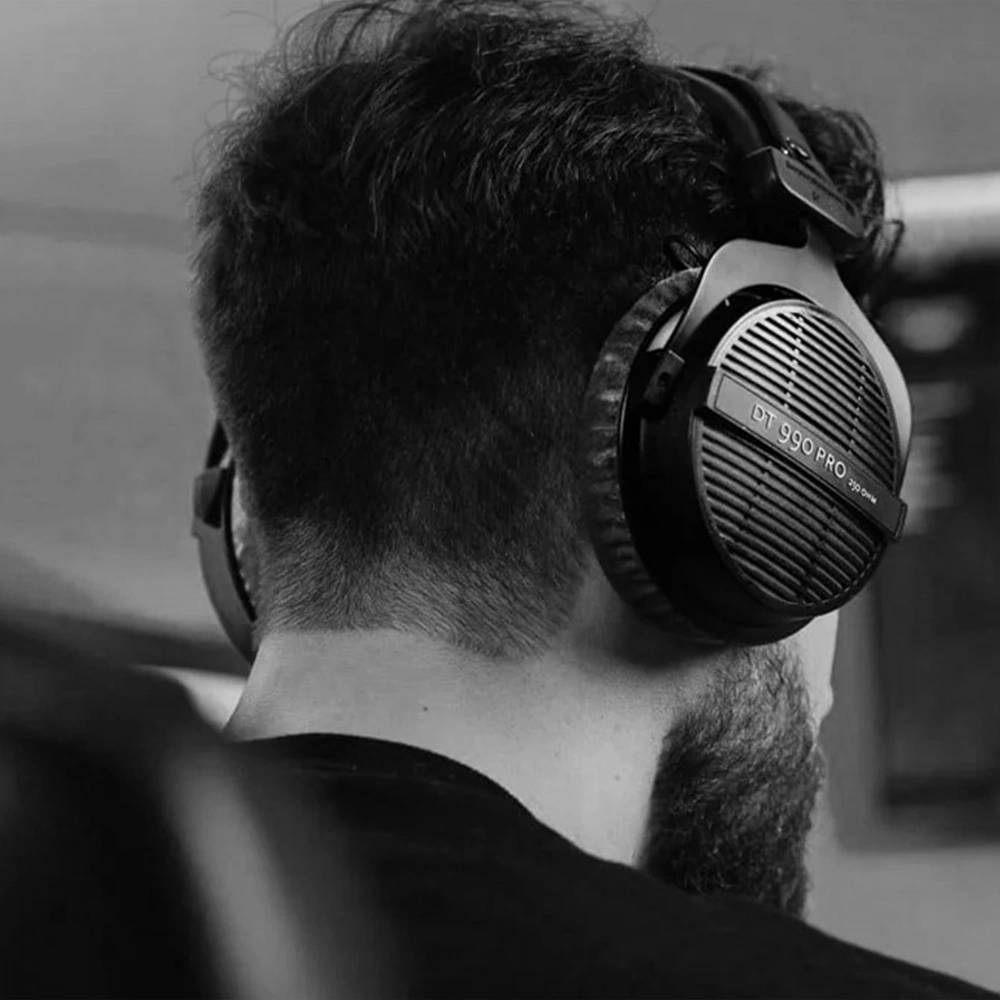 Beyerdynamic DT 990 Pro'nun açık arka (open-back) tasarımı ve velur kulak yastıkları