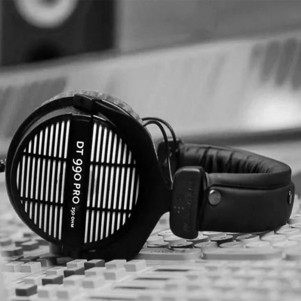 Almanya'da üretilmiş Beyerdynamic DT 990 Pro stüdyo kulaklığı