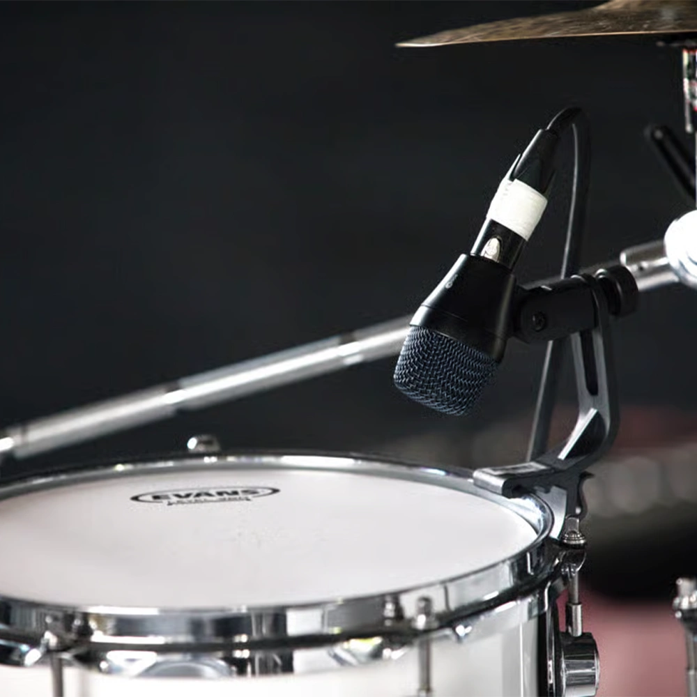 Sennheiser E 904 mikrofonun kompakt ve klipsli yapısı