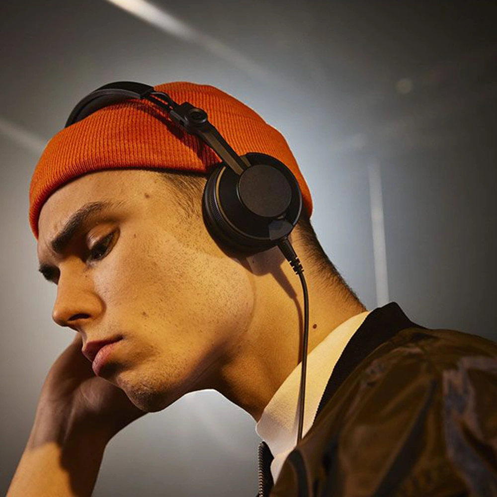 Pioneer HDJ-CX DJ kulaklığının ultra hafif ve dayanıklı minimal tasarımı