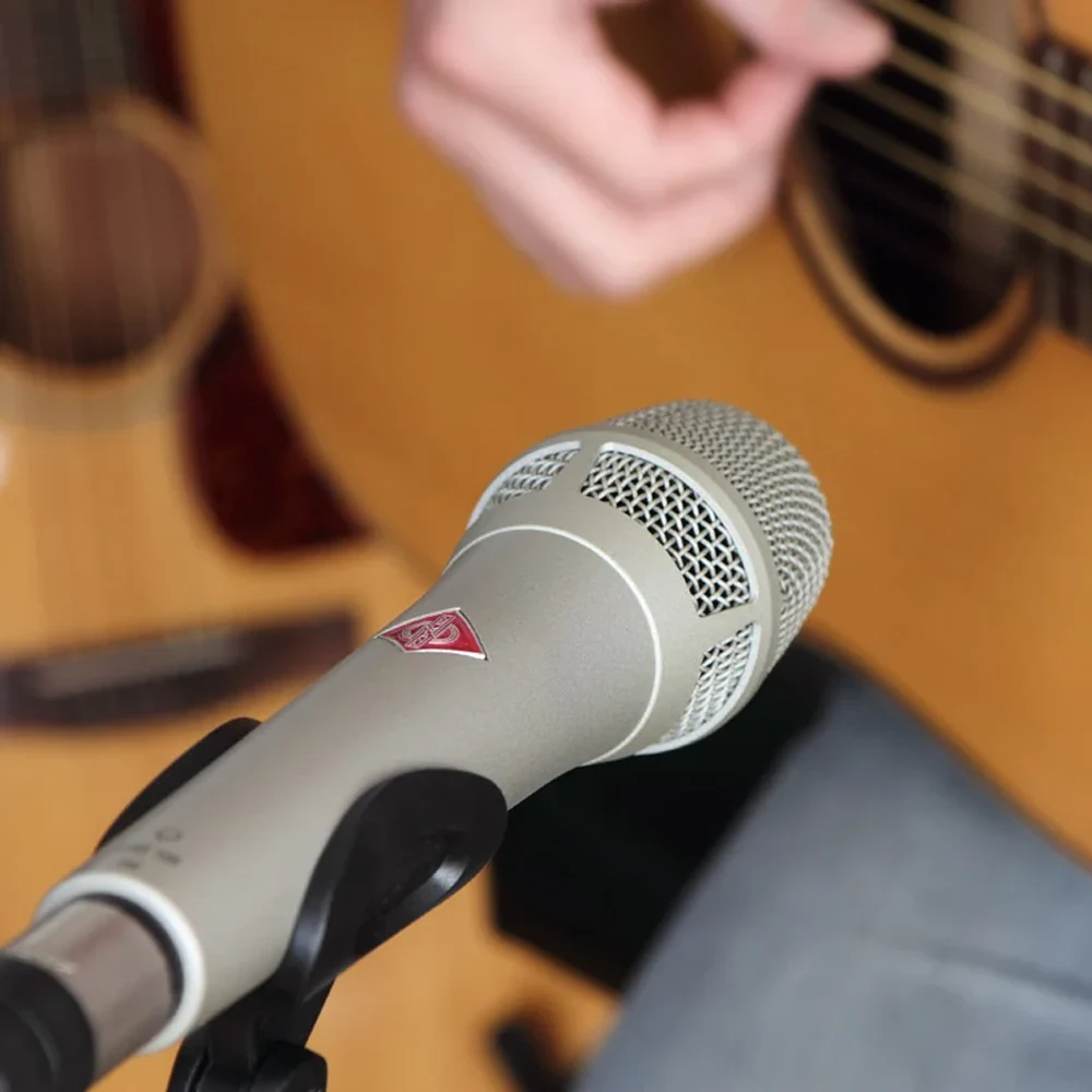 Neumann KMS 105'in stüdyo kalitesindeki kondenser kapsülü ve dayanıklı başlığı