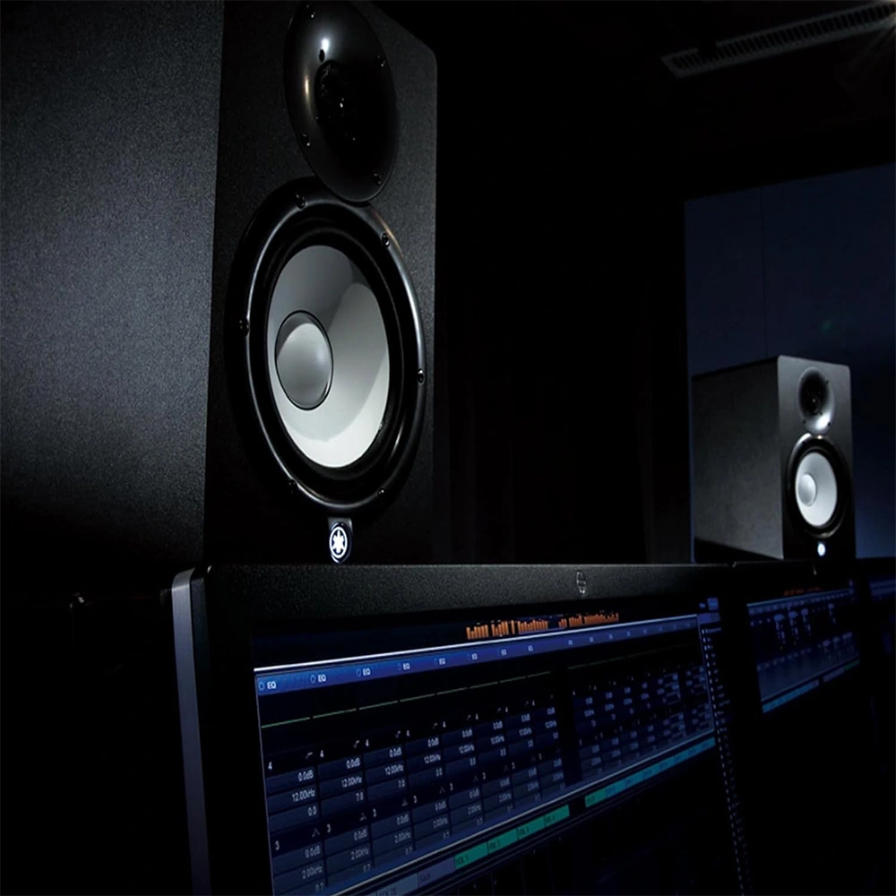 Yamaha HS7 stüdyo monitörünün ikonik beyaz koni woofer'ı