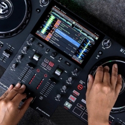 Numark Mixstream Pro Hoparlörlü Streaming DJ Controller - 4